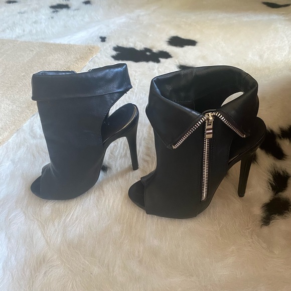 Adorable black high heel bootie, like new, worn very little. Size 6 - Picture 3 of 5